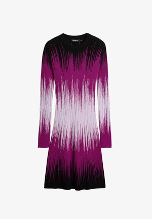 Strikket kjole med lange ærmer, rund hals og et gradientdesign med lilla og sort farver, der går fra lys til mørk.