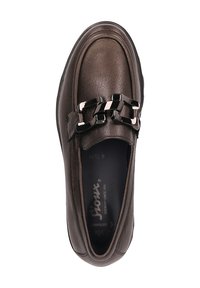 Braune Lederloafer mit strukturiertem Finish, ausgestattet mit einem schwarzen Kettenakzent und gepolstertem Fußbett. Glattes Design mit runder Zehenform.