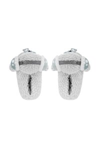 Pantofole grigie in maglia con texture morbida, caratterizzate da accenti blu e pois, insieme a una fascia decorativa argentata sul tallone.