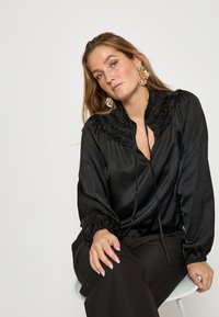 Minus ANNASOFIE - Blūze - black