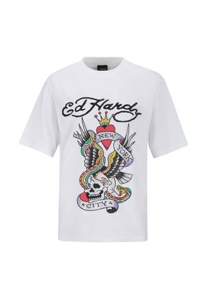 Hvid t-shirt med korte ærmer, der har et farverigt tatoveringslignende grafisk design med et kranium, en ørn, et hjerte og en slange, tekst "Ed Hardy" og "New York City."