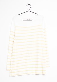 T-shirt à manches longues en coton blanc avec de fines rayures horizontales jaunes, doté d'un col rond et d'éclairs sur les côtés à l'ourlet.