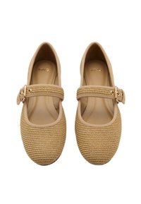 Beige Mary Jane čevlji z zgornjim delom iz teksturirane tkanine, zaobljenim nosom in stranskim zapiranjem na zaponko. Gladka notranja obloga povečuje udobje.