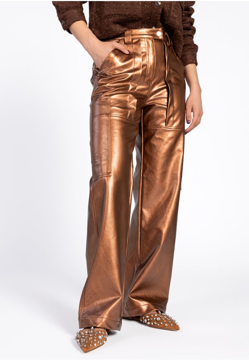 Metallische bronzen wijde broeken met een hoge taille, voorplooien en zijzakken. Gestyled met versierde puntige schoenen.