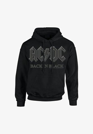 Czarna bluza z kapturem wykonana z miękkiego materiału, z kieszenią typu kangur z przodu i kapturem ze sznurkiem. Projekt przedstawia napis "AC/DC BACK IN BLACK" w wyrazistym tekście.