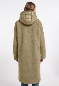 Olijfgroene fleece-gevoerde lange jas met een gewatteerde, glanzende capuchon. Beschikt over een gestructureerd oppervlak en een rechte silhouet, ontworpen voor warmte.