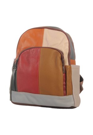 Kleiner Patchwork-Lederrucksack mit Fronttasche in roten, orangefarbenen, braunen, beigen und grauen Abschnitten, vor weißem Hintergrund präsentiert.