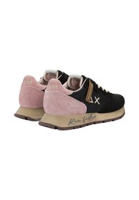 Sneaker in suede e tessuto nero e rosa con suola piatta, caratterizzate da un accento dorato e testo "Corri più veloce" sul lato.