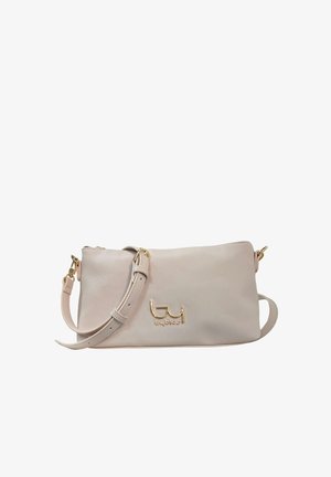 Borsa a tracolla beige chiaro con tracolla regolabile, accessori dorati e un emblema con logo dorato sulla parte anteriore su sfondo bianco.