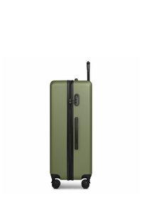 Valise rigide vert olive avec quatre roues pivotantes noires, poignées noires sur le côté et le dessus, et une poignée rétractable étendue vers le haut.