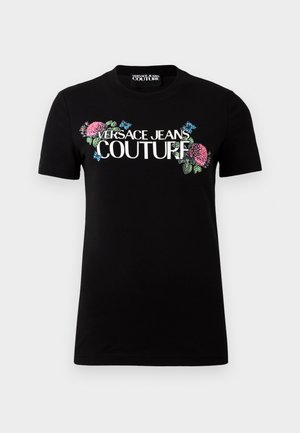 Zwarte katoenen t-shirt met een bloemen- en vlinderafbeelding, met de tekst "VERSACE JEANS COUTURE" in wit. Korte mouwen en ronde halslijn.
