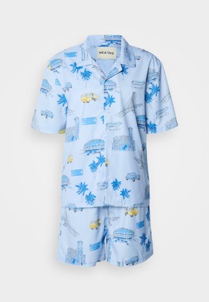 Camisa de botão de manga curta azul e calções combinados, com um padrão de carros, palmeiras e marcos em azul claro e amarelo.