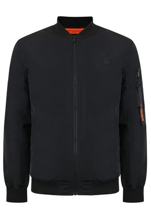 Chaqueta bomber negra con puños y dobladillo acanalados. Presenta un cierre frontal con cremallera y un bolsillo en la manga con un acento naranja. Material suave y ligero.