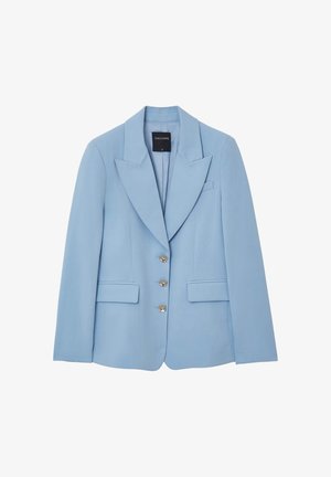 Blazer azzurro chiaro con grandi revers, tre bottoni frontali, due tasche laterali e un tessuto morbido. Etichetta con la scritta "CALLIOPE."
