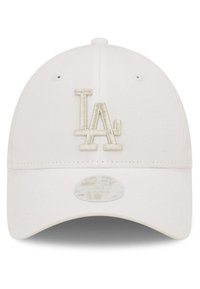 Gorra blanca con logotipo bordado "LA" en beige claro. Cuenta con un visor curvado y correa trasera ajustable. Textura de tela suave.