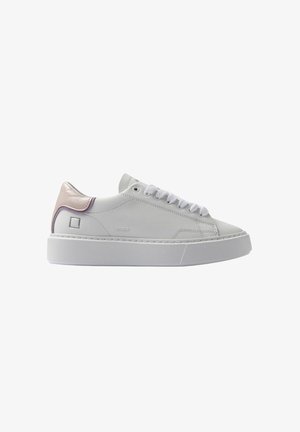 Sneakers in pelle bianca con finitura liscia, punta rotonda, suola piatta in gomma bianca e un accento metallico beige sul tallone.