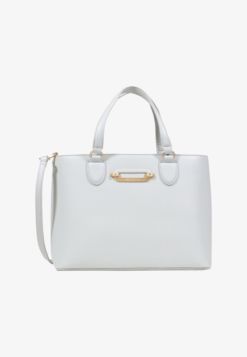 Vit läderhandväska med dubbla handtag och ett avtagbart axelband. Har guldtonade detaljer och en rektangulär form.