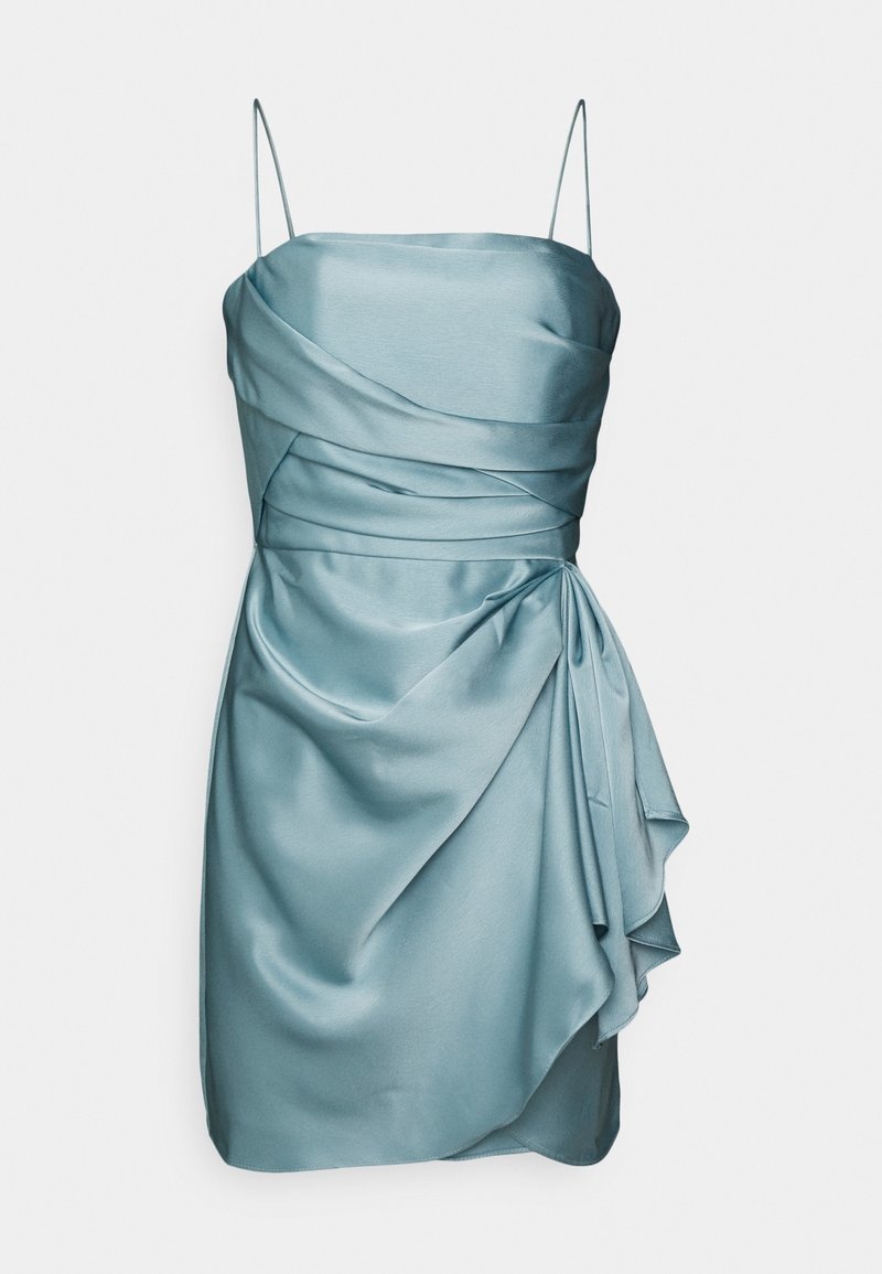 Mini-robe en satin bleu clair avec fines bretelles spaghetti, détail froncé et drapé sur le corsage et sur le côté, créant un look doux et superposé.