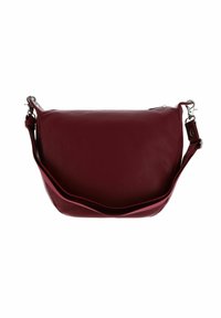 Sac bandoulière en cuir bordeaux avec une sangle réglable et des fermoirs en métal argenté, présenté sur fond blanc.