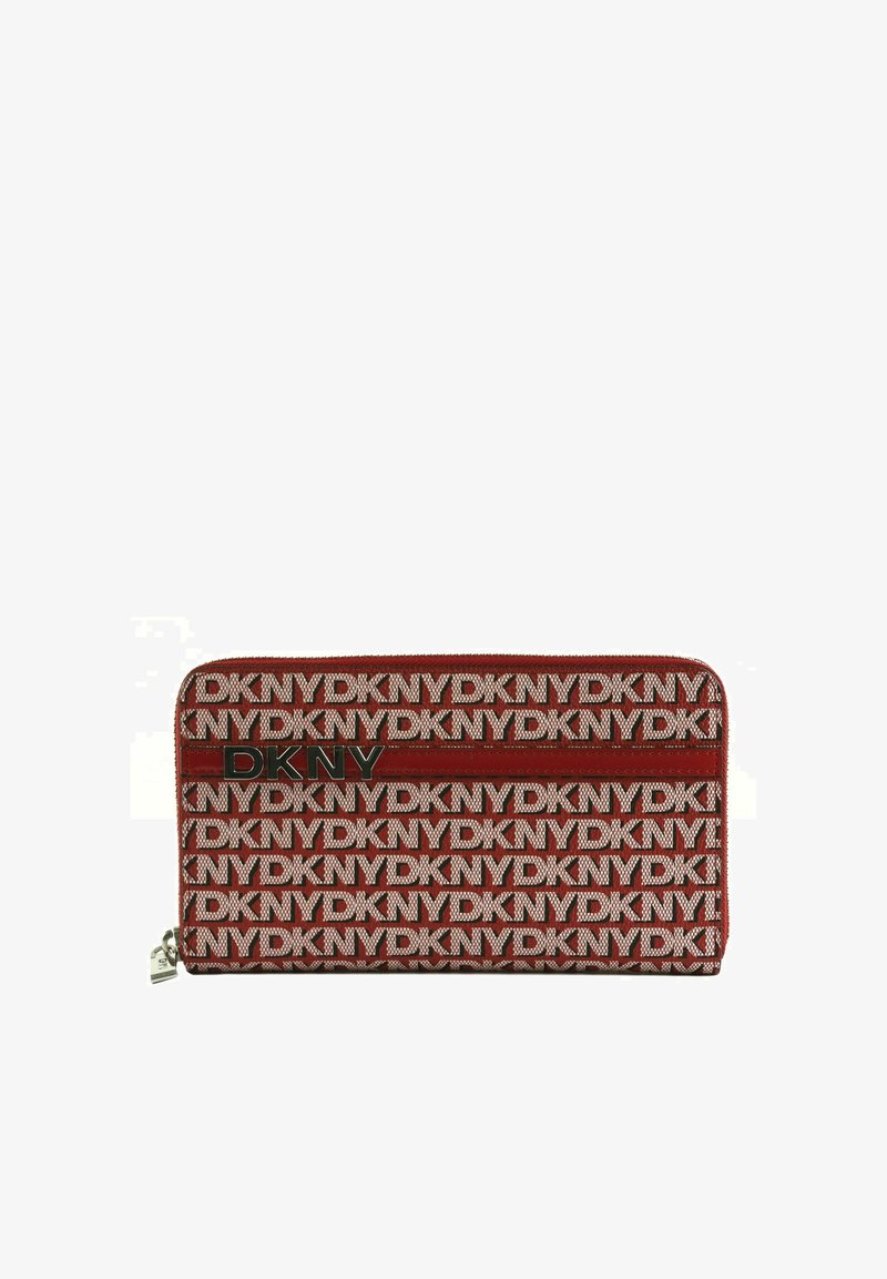 Portefeuille long rouge et beige à motif répétitif du logo DKNY, emblème métallique DKNY et fermeture éclair sur fond blanc.