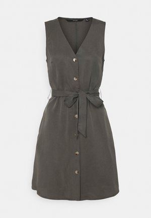 Bezrekawowa sukienka w kolorze ciemnej oliwki z przodu zapinana na guziki, z dekoltem w kształcie litery V i materiałowym paskiem zawiązanym w talii, o długości do kolan z rozkloszowanym dołem.