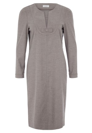 Langærmet, knælængde taupe kjole med firkantet udskæring, lille sløjfe foran og lige silhuet.
