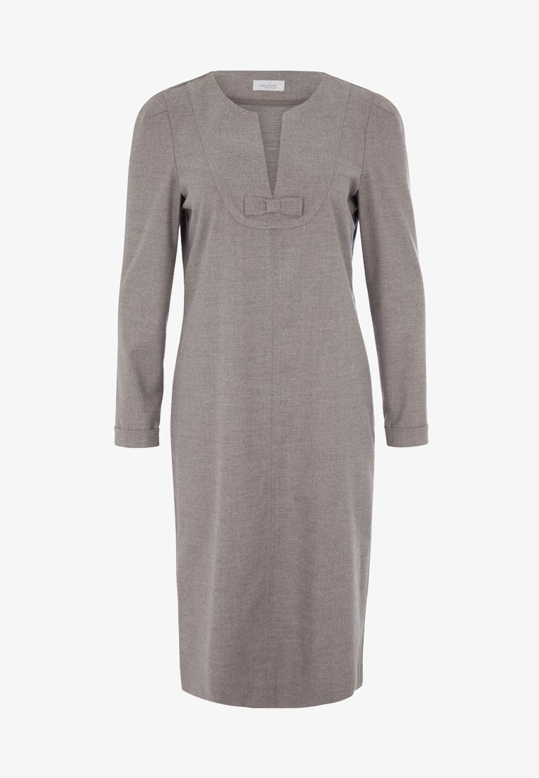Robe taupe à manches longues, longueur genou, avec un col carré, un petit noeud devant et une silhouette droite.
