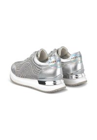 Sneakers argento con una parte superiore testurizzata caratterizzata da un motivo ondulato, accenti metallici e un linguetta riflettente sul tallone. Suola intermedia spessa bianca e suola in gomma.