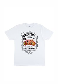 Hvid bomulds t-shirt med et farverigt grafisk design, der præsenterer teksten "KUSTOM FACTORY", en illustration af en motorcykel og stiliseret skrift.