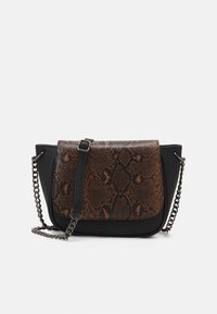Černá crossbody taška s hnědým klopovým víkem se vzorem hadí kůže a tmavým řetízkovým popruhem na bílém pozadí.