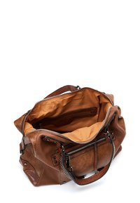 Borsa a tracolla in pelle marrone con una finitura texturizzata, chiusura con zip e tasche interne. La fodera è beige. Presenta dettagli in metallo.