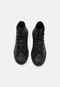 Schwarze High-Top-Sneaker aus glattem Leder mit runder Fußspitze, flachen Schnürsenkeln und Gummisohlen mit strukturierten Akzenten.