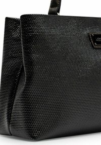 Borsa nera con texture, di forma strutturata, con una finitura liscia e un leggero lucido. Include un accento in metallo scuro con il logo.