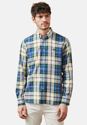 Camisa de manga larga a cuadros en azul, verde, amarillo y blanco. Diseño de botones con un cuello clásico y un pequeño emblema en el pecho.