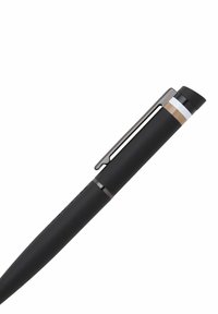 Čierne pero s matným povrchom, striebornou sponou a zlatým dekoračným pásikom. Elegantný dizajn zužujúci sa do špicatej koncovky. Hladká textúra, moderný vzhľad.
