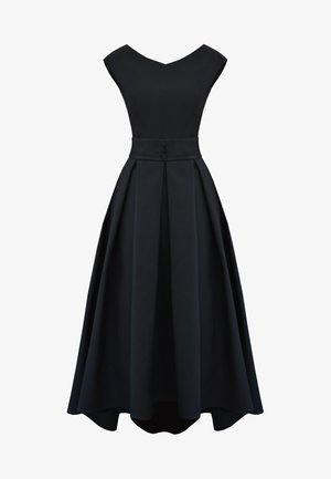 Czarna sukienka w kształcie litery A z dekoltem w kształcie litery V, krótkimi rękawami i plisowanym dołem. Posiada dopasowaną talię z guzikiem z tyłu.
