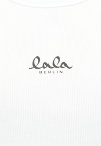 Λευκό ριμπ ύφασμα με μαύρο καλλιγραφικό κείμενο "lala" και κεφαλαία γράμματα "BERLIN" τυπωμένα στο κέντρο.