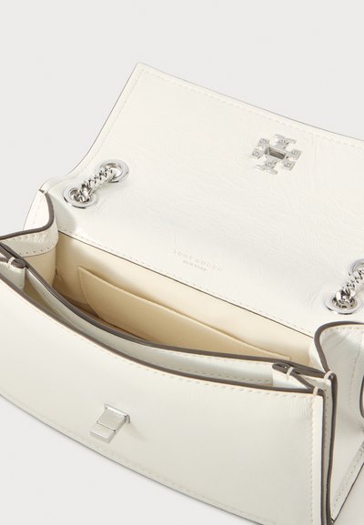 Bolsa de couro branca com ferragens prateadas. Apresenta detalhes em corrente, um acabamento texturizado e um único bolso interior com forro em tecido.