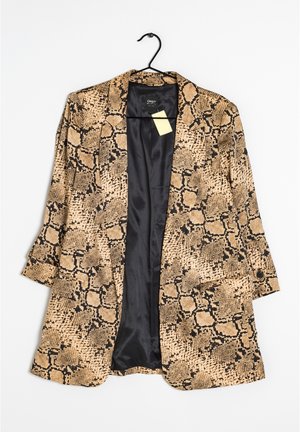 Blazer beige et noir à motif peau de serpent avec doublure intérieure en satin noir, suspendu à un cintre noir sur fond blanc.
