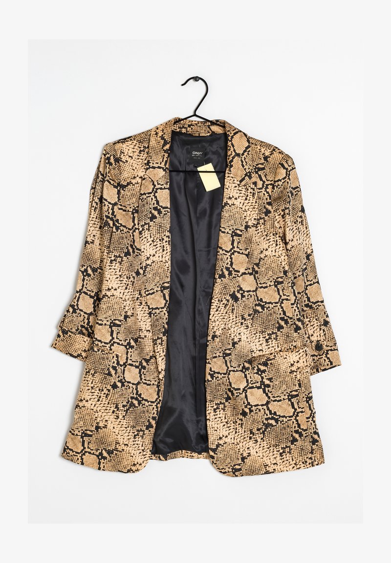 Blazer beige et noir à motif peau de serpent avec doublure intérieure en satin noir, suspendu à un cintre noir sur fond blanc.