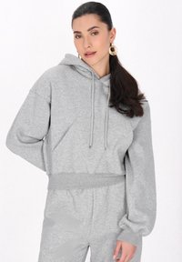 Hoodie grigio a maniche lunghe, realizzato in un tessuto morbido, con tasca a marsupio, cordini sul cappuccio e orlo e polsini a costine.