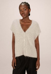 Cardigan en mélange de mohair gris clair avec un col en V, des manches courtes et une fermeture à trois boutons. Texture douce avec une coupe ample et décontractée.