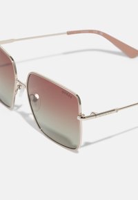 Lunettes de soleil avec des verres carrés présentant une teinte dégradée allant du rose au vert, monture en métal doré et branches texturées avec un détail de logo.