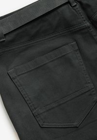 Pantaloni din țesătură neagră cu un buzunar din spate vizibil, de formă rectangulară, și cusături întărite. Textură netedă și talie plată.