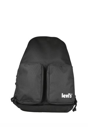 Mochila negra de Levi's con dos bolsillos frontales con cremallera, con el logo blanco de Levi's en el bolsillo inferior derecho, fondo liso.