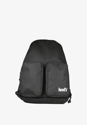 Mochila negra de Levi's con dos bolsillos frontales con cremallera, con el logo blanco de Levi's en el bolsillo inferior derecho, fondo liso.
