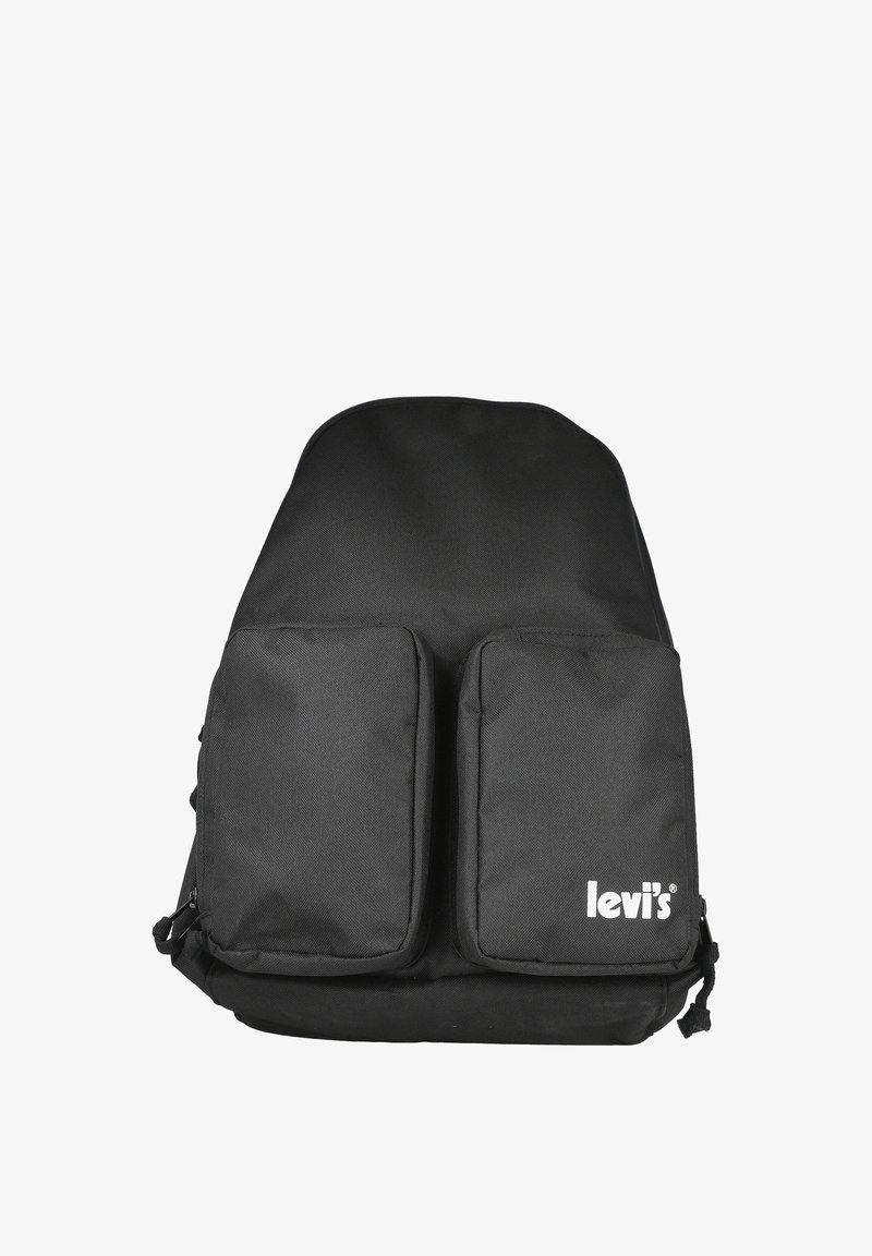 Mochila negra de Levi's con dos bolsillos frontales con cremallera, con el logo blanco de Levi's en el bolsillo inferior derecho, fondo liso.