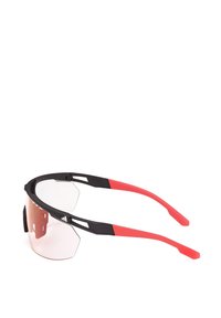 Sportsonnenbrille mit transparentem Glas, schwarzem Rahmen und roten gummierten Schläfen, ausgestattet mit einem schlanken Design und Belüftungsschlitzen.