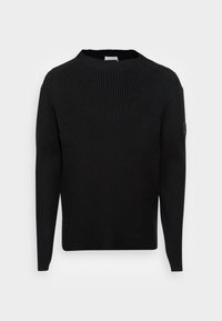 Czarny sweter z prążkowanego materiału z okrągłym dekoltem, długimi rękawami oraz boczną naszywką z logo. Posiada teksturowaną powierzchnię i luźny krój.