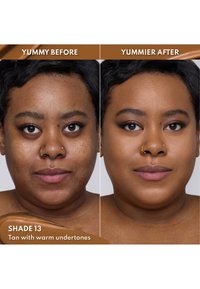 Foundation nyanse 13, brun med varme undertoner. Bilder side om side viser før og etter påføring, og fremhever jevn hud og definerte trekk.